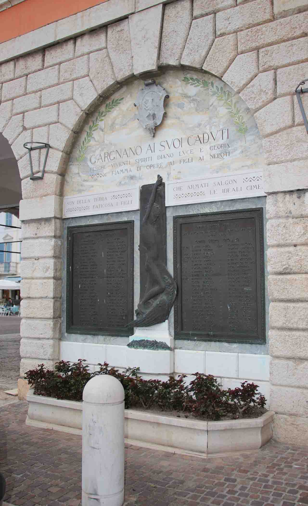 allegoria del soldato come eroe antico (monumento ai caduti - a lapide) di Botta, Claudio (sec. XX, sec. XX)