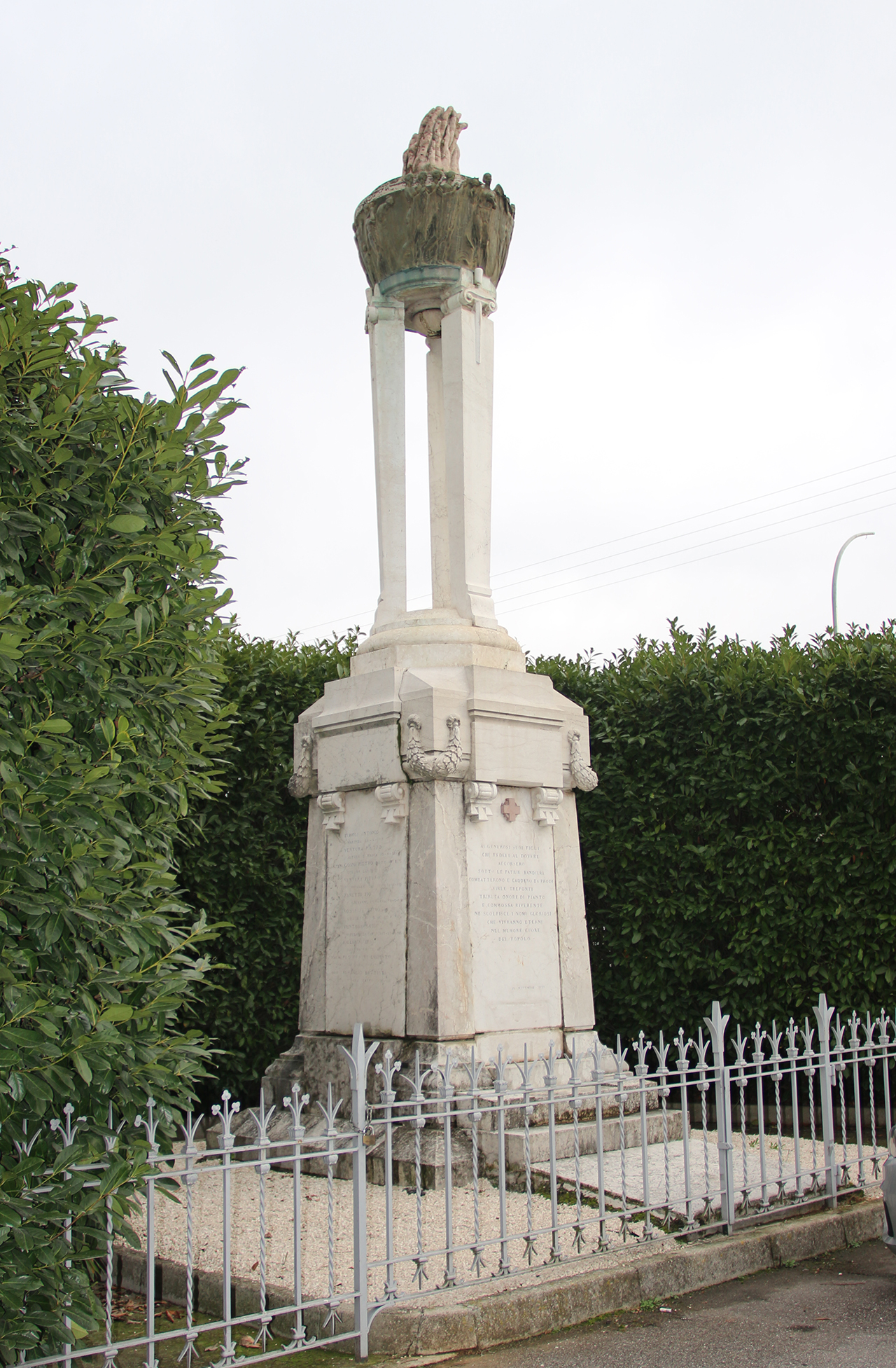 allegoria della Vittoria (monumento ai caduti - a cippo, opera isolata) di Bagozzi Cirillo (attribuito) (sec. XX, sec. XX)