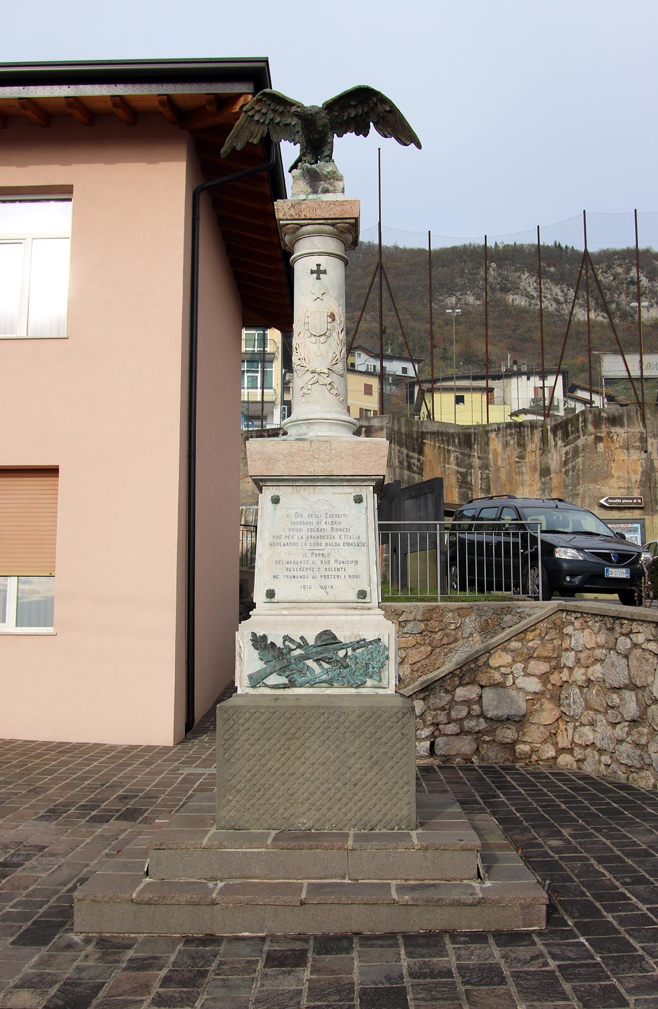 allegoria della Vittoria come aquila (monumento ai caduti - a colonna, opera isolata) - ambito bresciano (prima metà sec. XX, sec. XX)