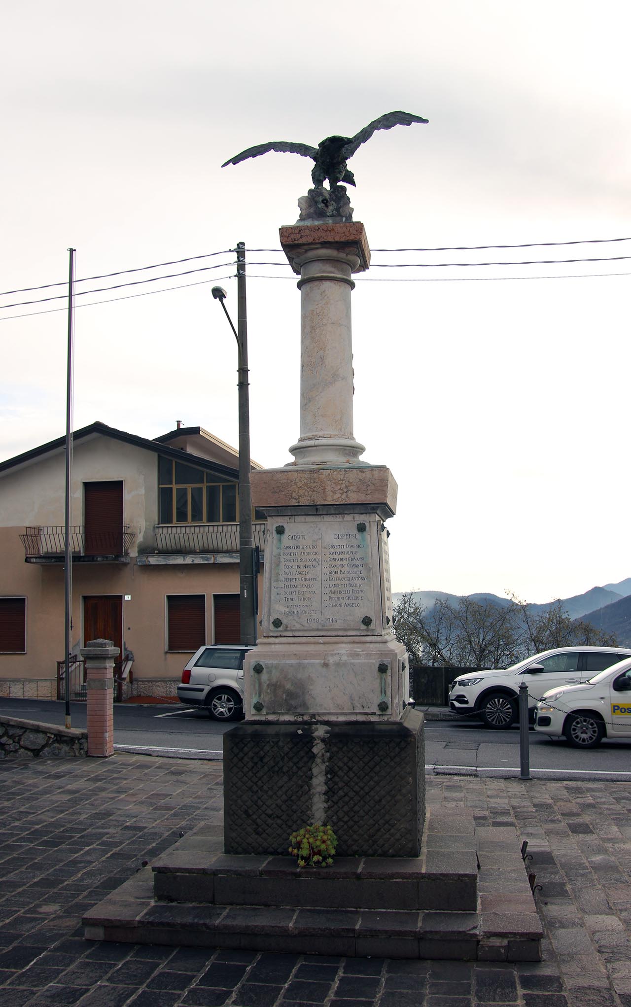 allegoria della Vittoria come aquila (monumento ai caduti - a colonna, opera isolata) - ambito bresciano (prima metà sec. XX, sec. XX)
