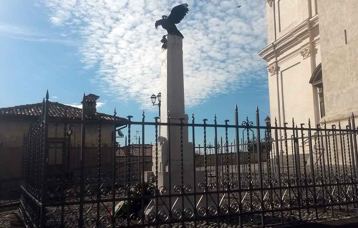 allegoria della Vittoria come aquila (monumento ai caduti - ad obelisco, opera isolata) - ambito bresciano (sec. XX, sec. XX)