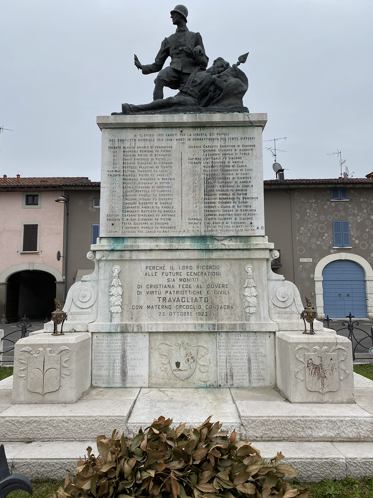 allegoria della morte del soldato (monumento ai caduti - a basamento, opera isolata) di Asti Giovanni (attribuito) (sec. XX, sec. XX)