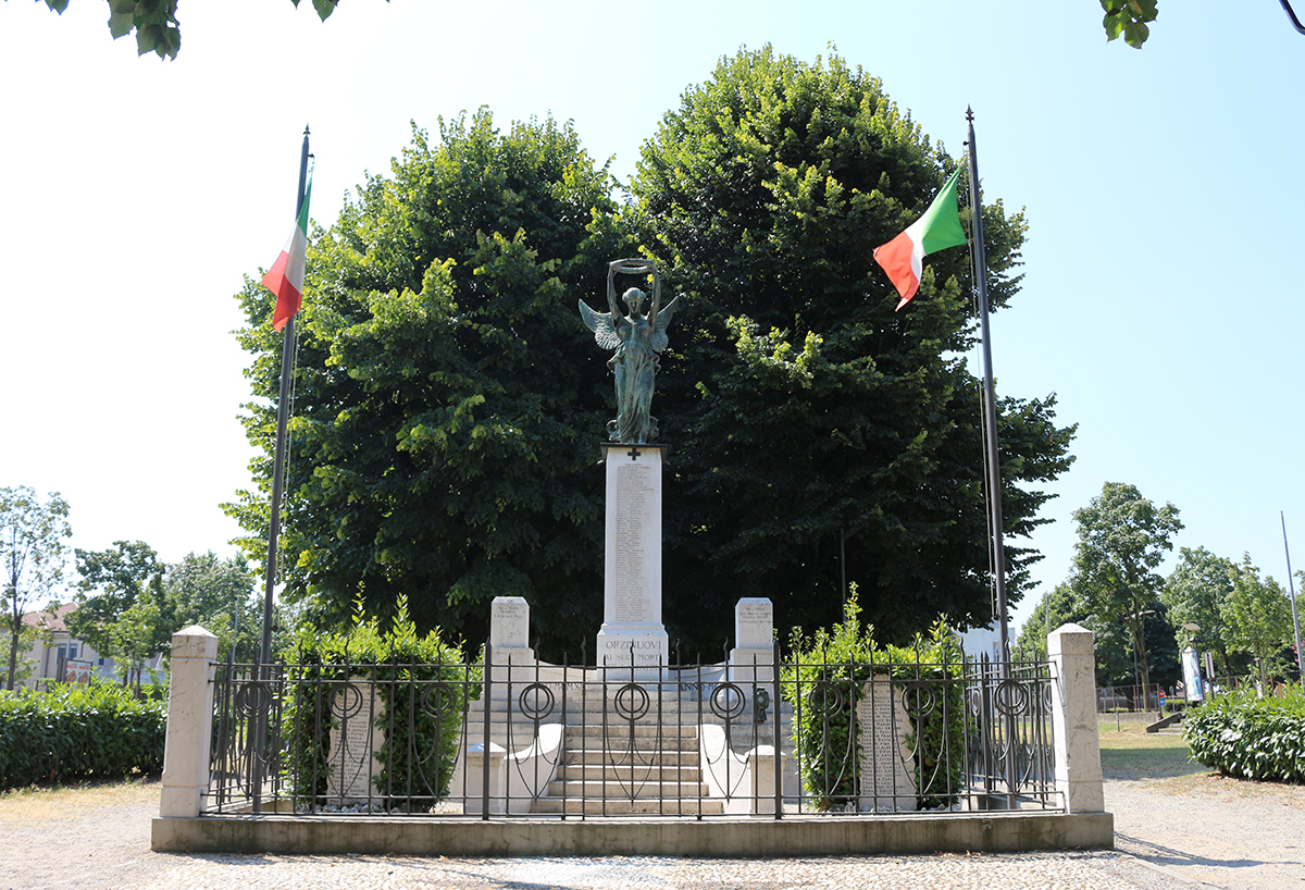 allegoria della Vittoria (monumento ai caduti - a cippo, opera isolata) di Asti Giovanni (attribuito) (Sec. XX, Sec. XX)