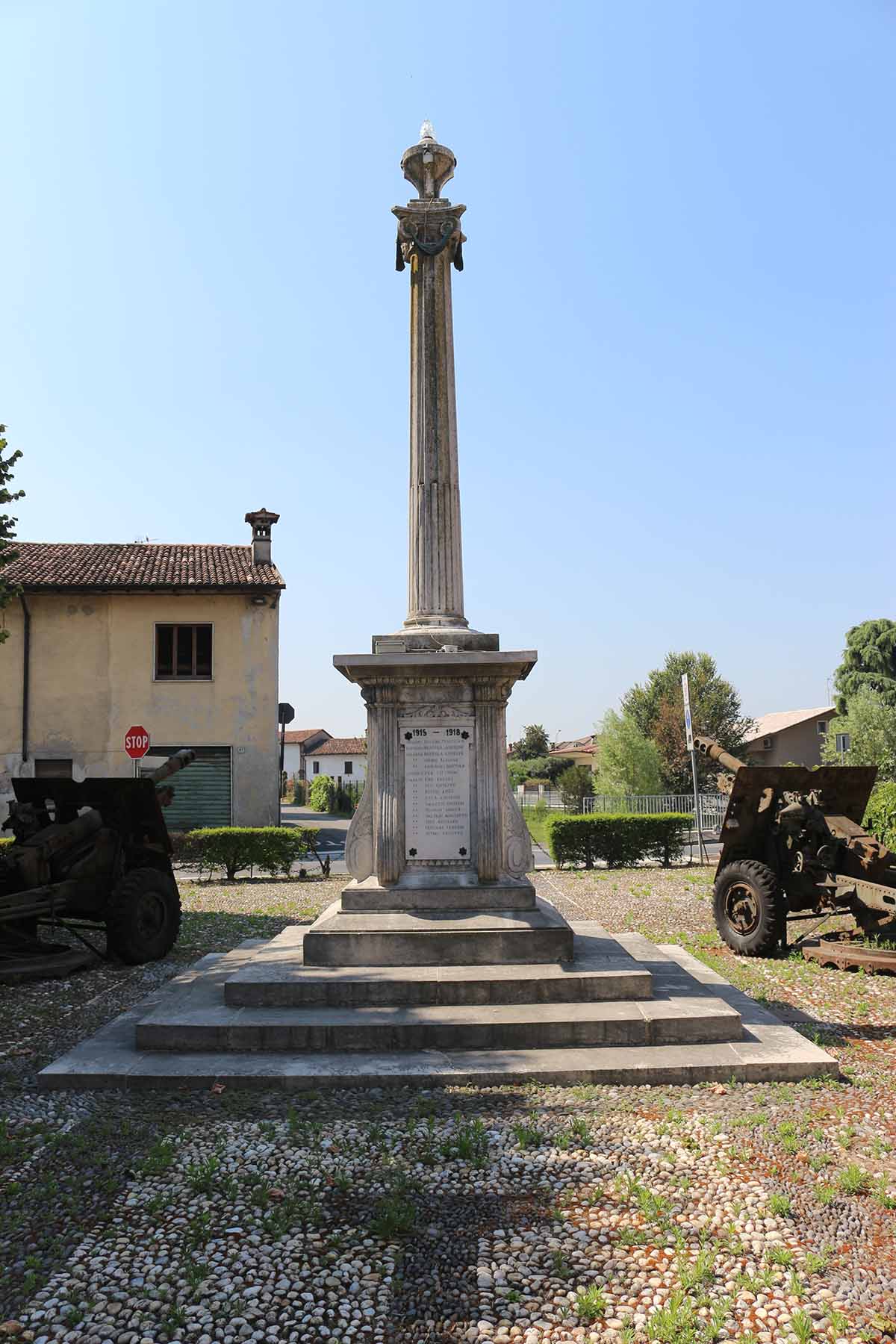 monumento ai caduti - a colonna, opera isolata di Trainini, Giuseppe (attribuito) (Sec. XX, Sec. XX, Sec. XX)