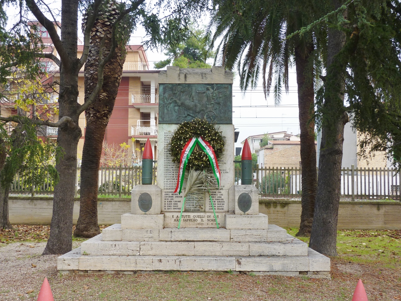 Monumento ai caduti, Allegoria della Vittoria come donna vestita all'antica su quadriga (monumento ai caduti - ad ara) di Tamagnini Torquato (sec. XX)