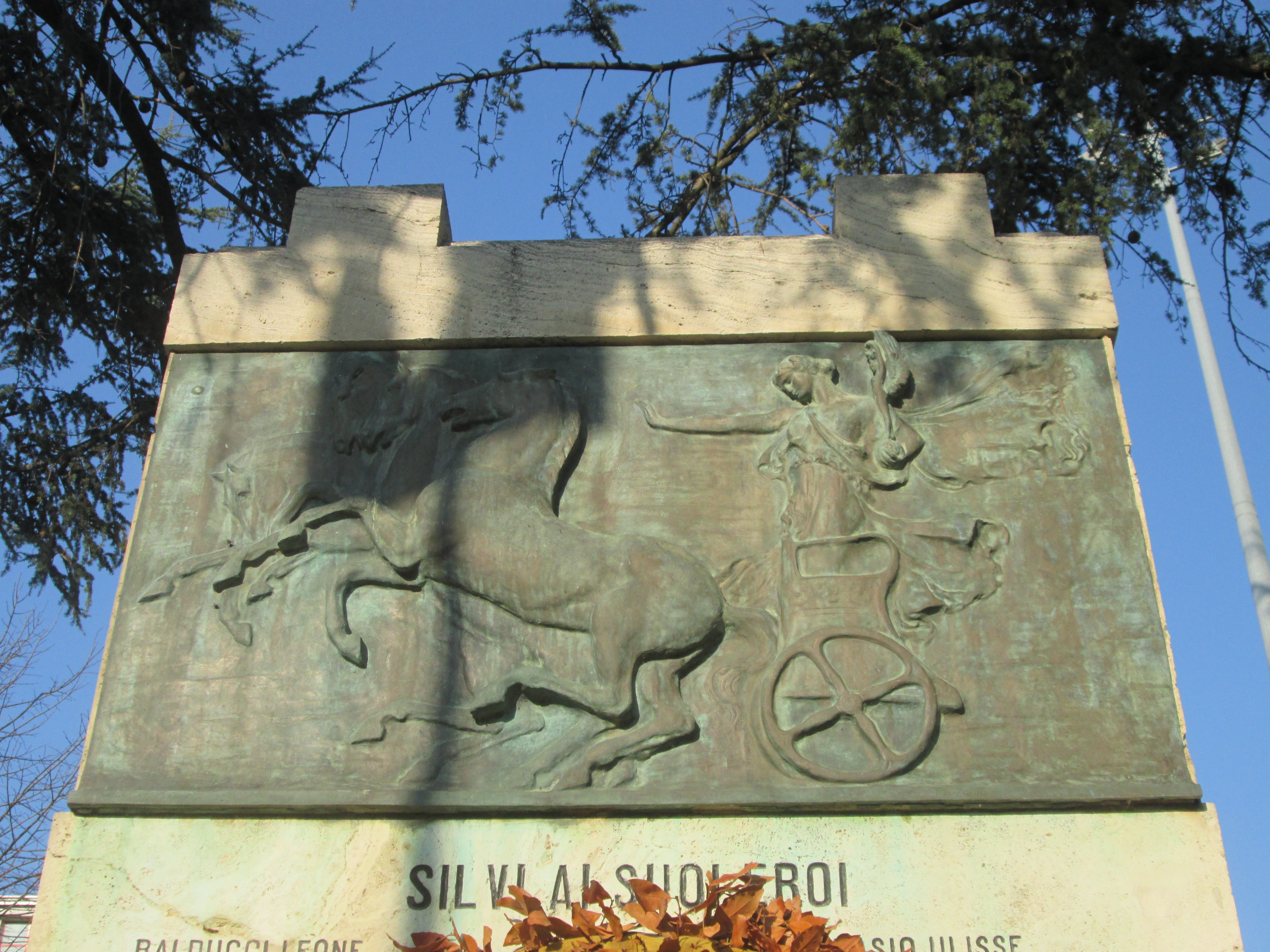 Monumento ai caduti, Allegoria della Vittoria come donna vestita all'antica su quadriga (monumento ai caduti - ad ara) di Tamagnini Torquato (sec. XX)