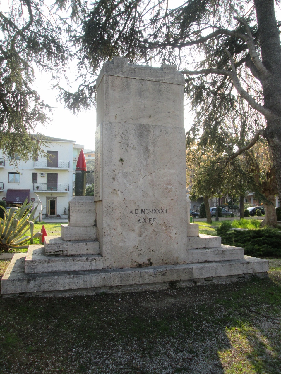 Monumento ai caduti, Allegoria della Vittoria come donna vestita all'antica su quadriga (monumento ai caduti - ad ara) di Tamagnini Torquato (sec. XX)