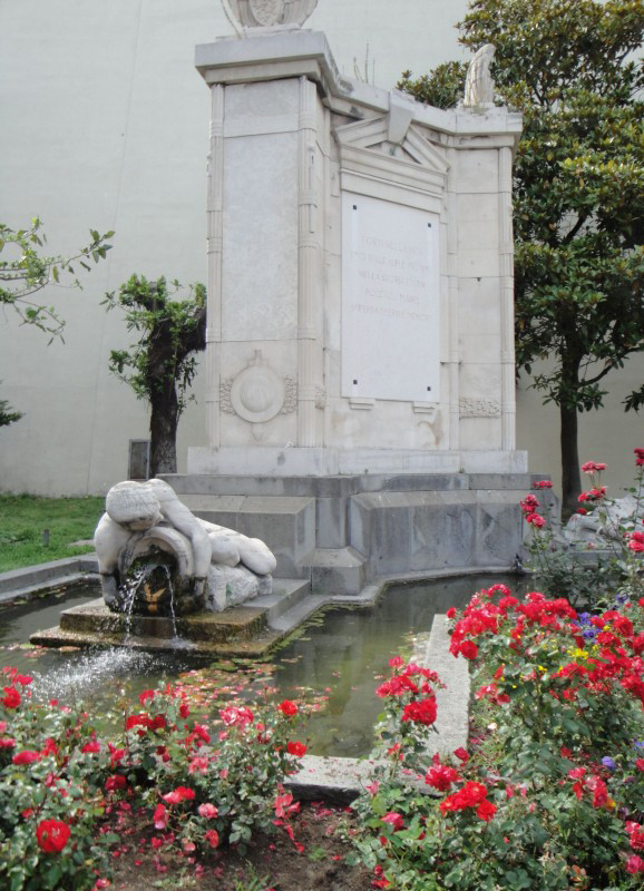 Fontana con raffigurazione dei fiumi Isonzo e Piave (monumento ai caduti - a fontana) di Vincenzo Puchetti (attribuito), ditta Chiurazzi (officina) (prima metà sec. XX)