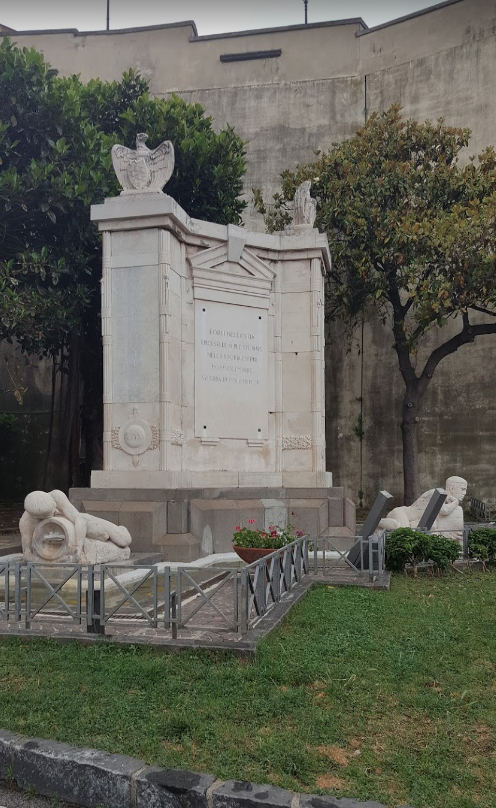 Fontana con raffigurazione dei fiumi Isonzo e Piave (monumento ai caduti - a fontana) di Vincenzo Puchetti (attribuito), ditta Chiurazzi (officina) (prima metà sec. XX)