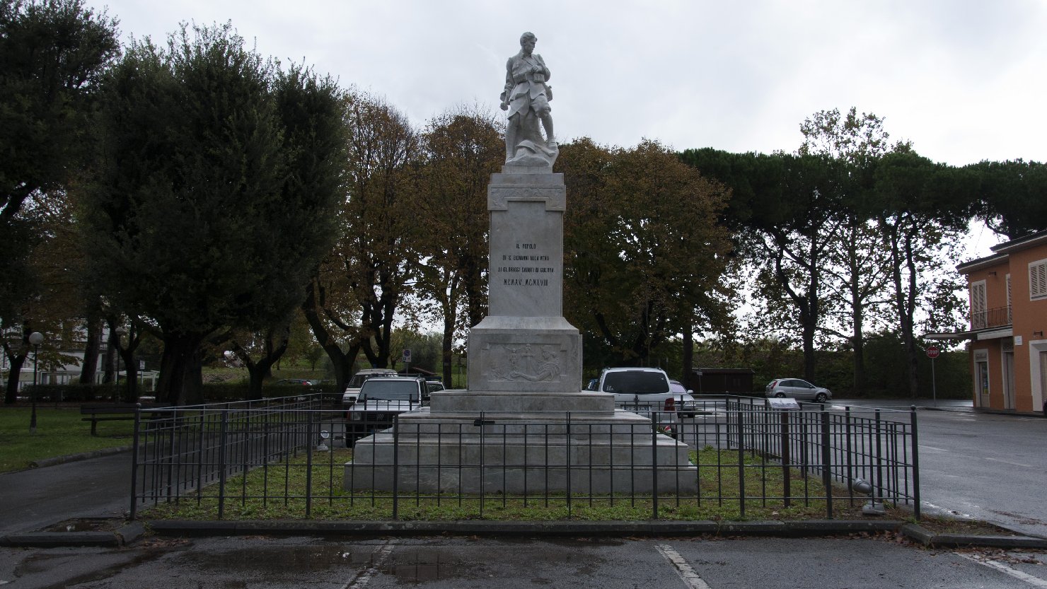 figura di soldato in combattimento, allegoria della Patria (monumento ai caduti - a basamento) di Tomagnini Arturo (attribuito) (sec. XX)