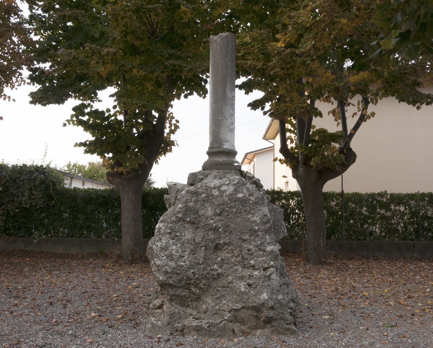 monumento ai caduti - a colonna spezzata - ambito toscano (prima metà sec. XX)