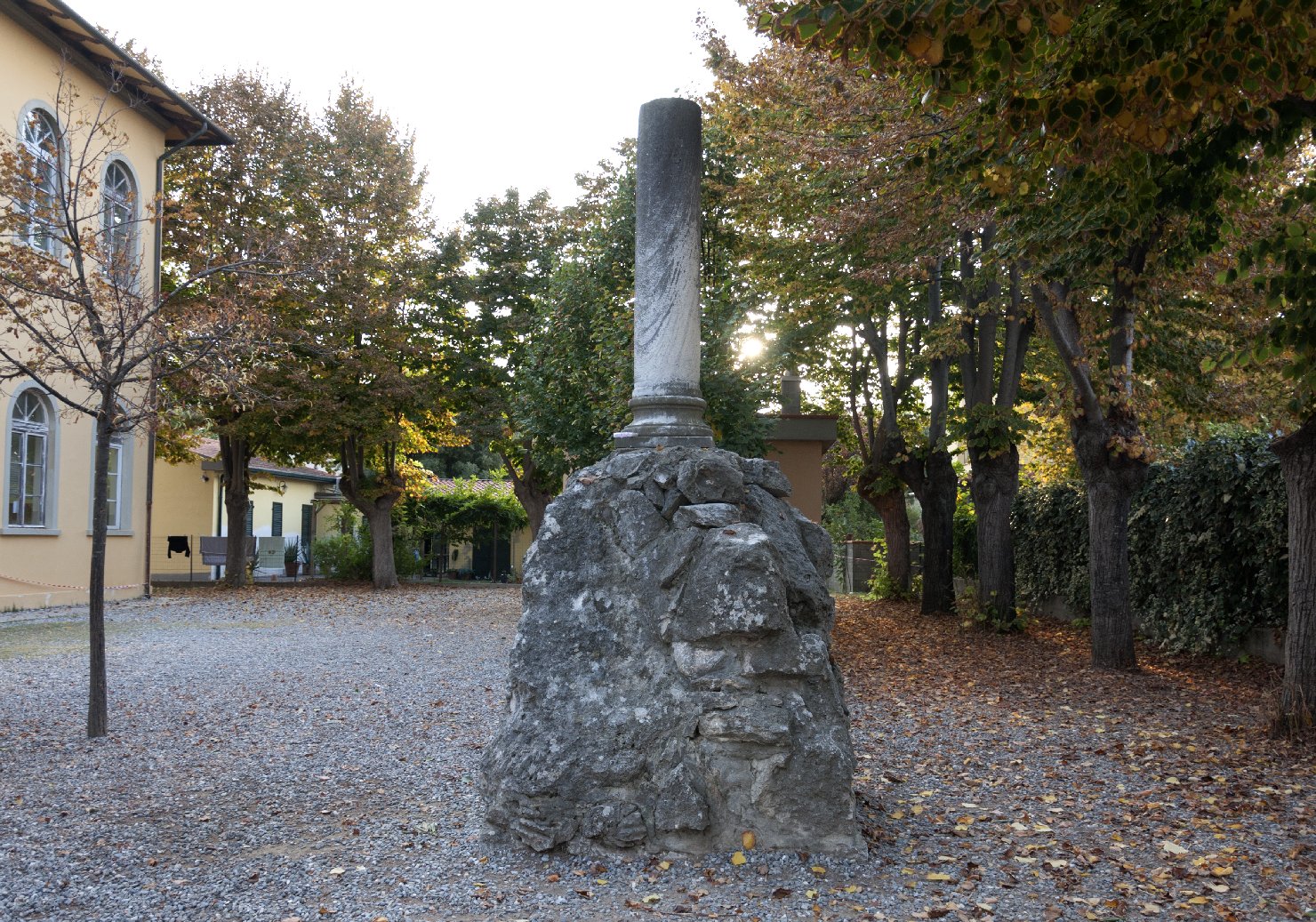 monumento ai caduti - a colonna spezzata - ambito toscano (prima metà sec. XX)