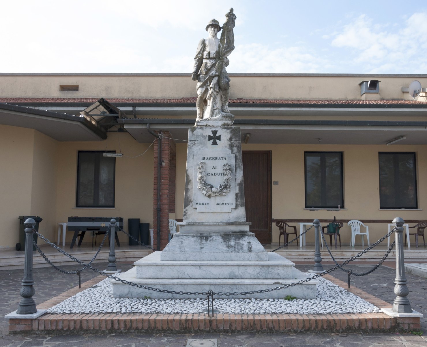 figura di soldato che porta la bandiera (monumento ai caduti - a basamento) - ambito toscano (prima metà sec. XX)