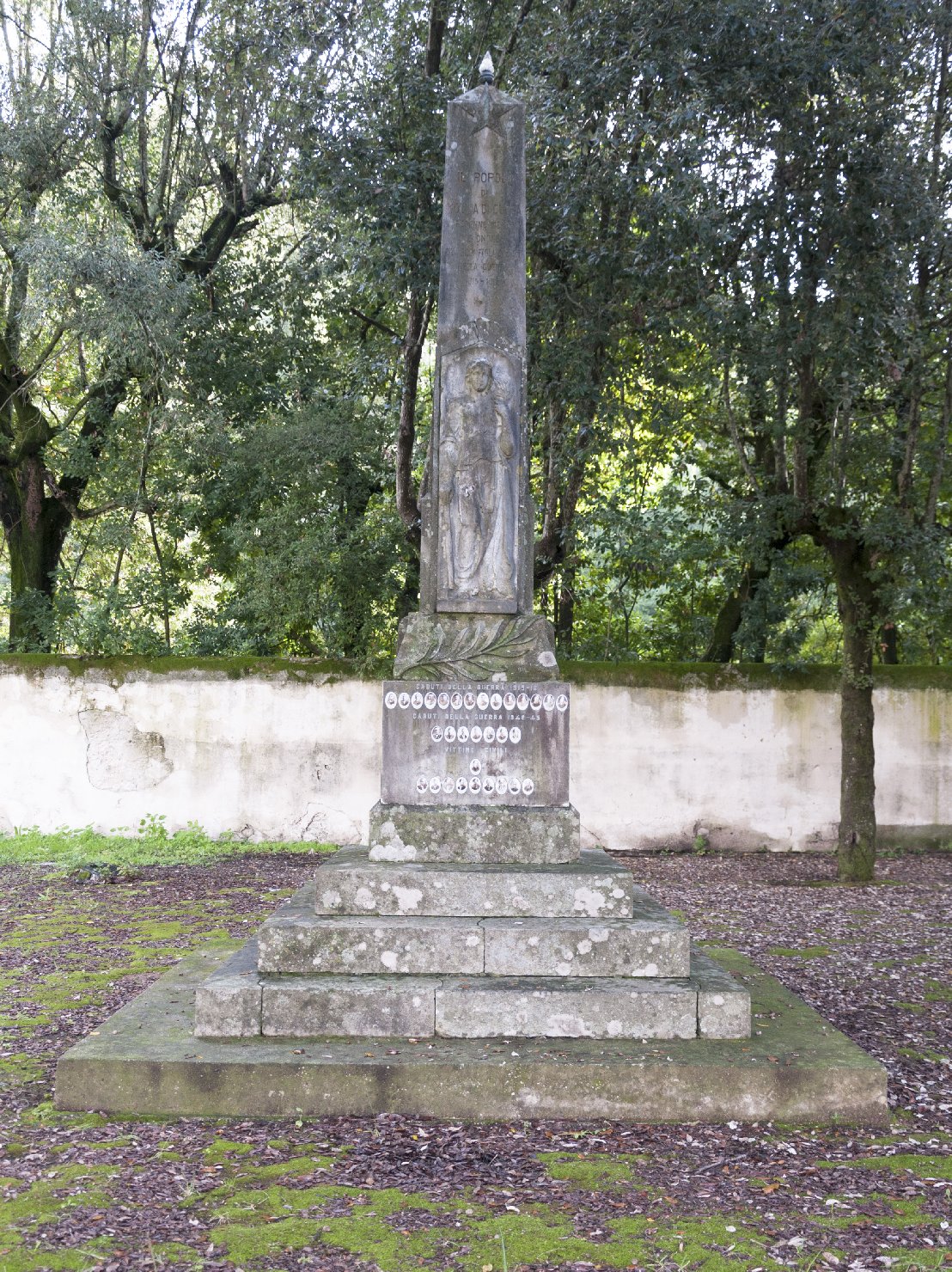 allegoria della Vittoria come donna vestita all'antica (monumento ai caduti - ad obelisco) - ambito toscano (sec. XX)