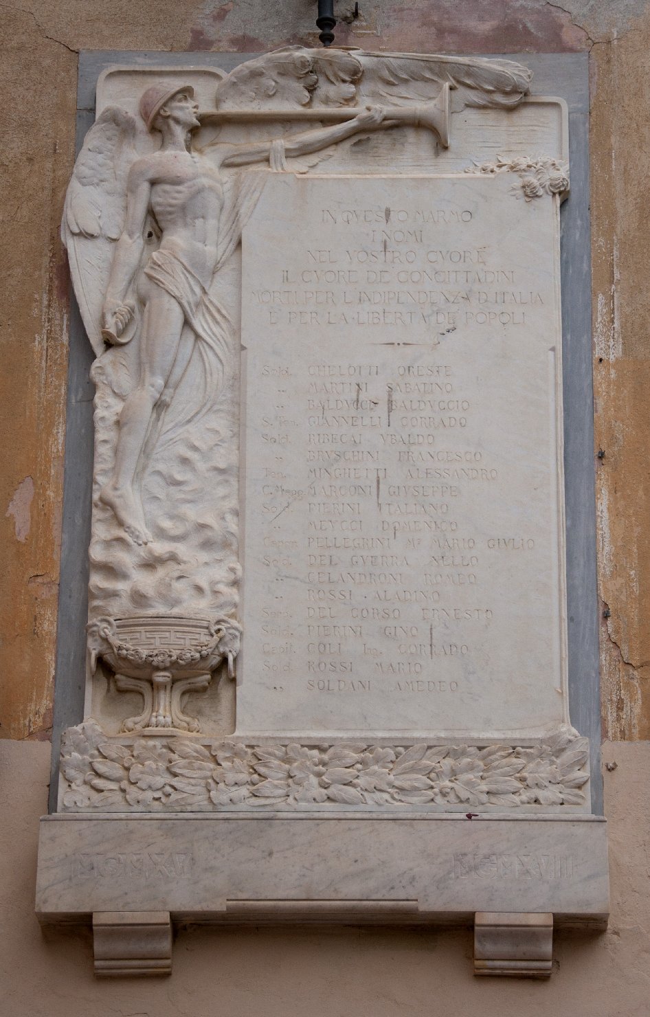 allegoria del soldato come un eroe antico (monumento ai caduti - a lapide) di Morelli Francesco (attribuito) (sec. XX)