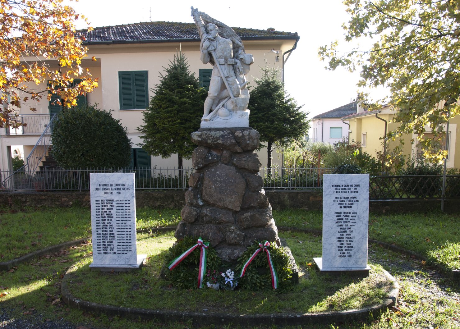 figura di soldato che bacia la bandiera (monumento ai caduti - a montagna figurata) di Bozzano Antonio (prima metà sec. XX)