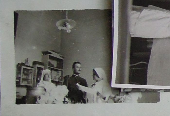 Donne e uomo: ritratto fotografico (positivo) di fotografia ritrattistica Prima Guerra mondiale (primo quarto XX)