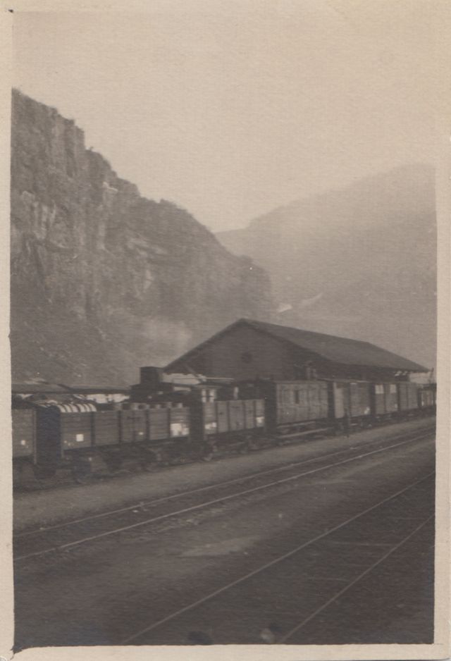 documentazione patrimonio architettonico: Stazione ferroviaria (positivo) di fotografia ritrattistica Prima Guerra mondiale (primo quarto XX)