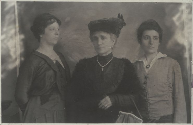 Donne - Ritratto fotografico (positivo) di fotografia ritrattistica Prima Guerra mondiale - ambito milanese (primo quarto XX)