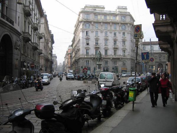 Facciata di via S. Margherita, 6 - ang. via Grossi - ang. via Mengoni (palazzo) - Milano (MI) 