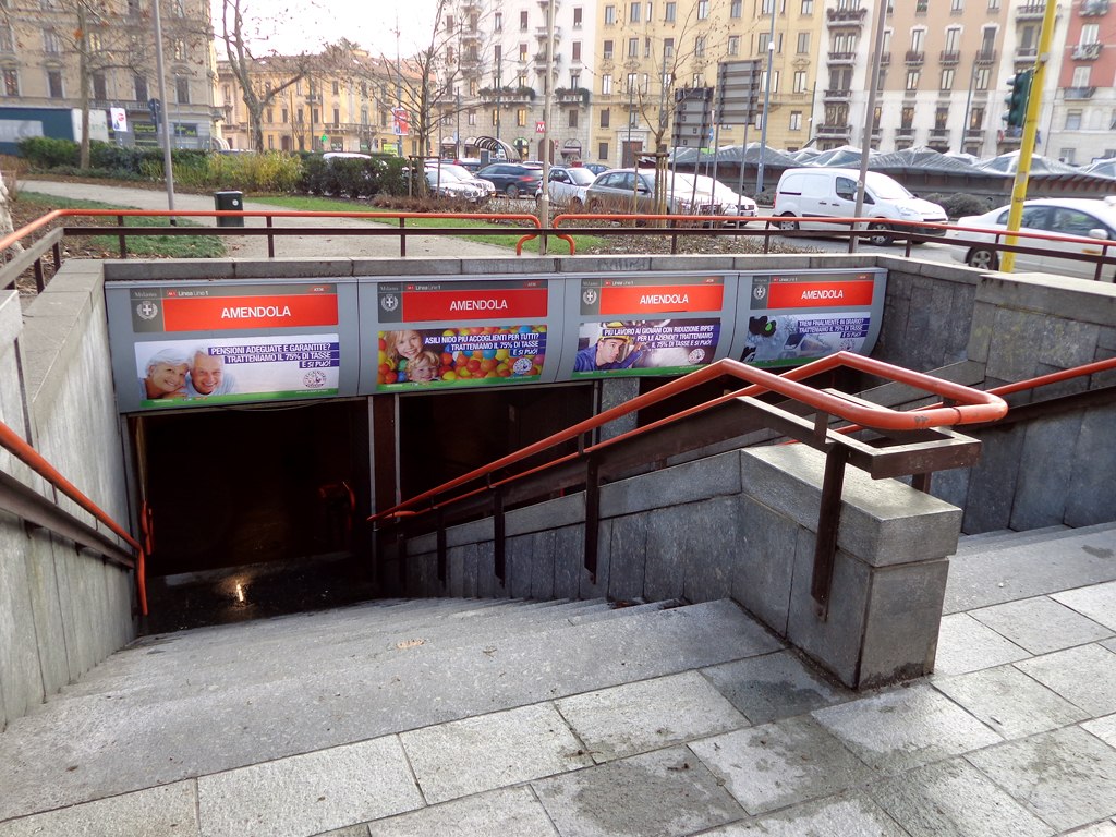 Metropolitana di Milano - Stazione di Amendola della linea 1 (stazione, della metropolitana) - Milano (MI)  (XX; XX; XX)