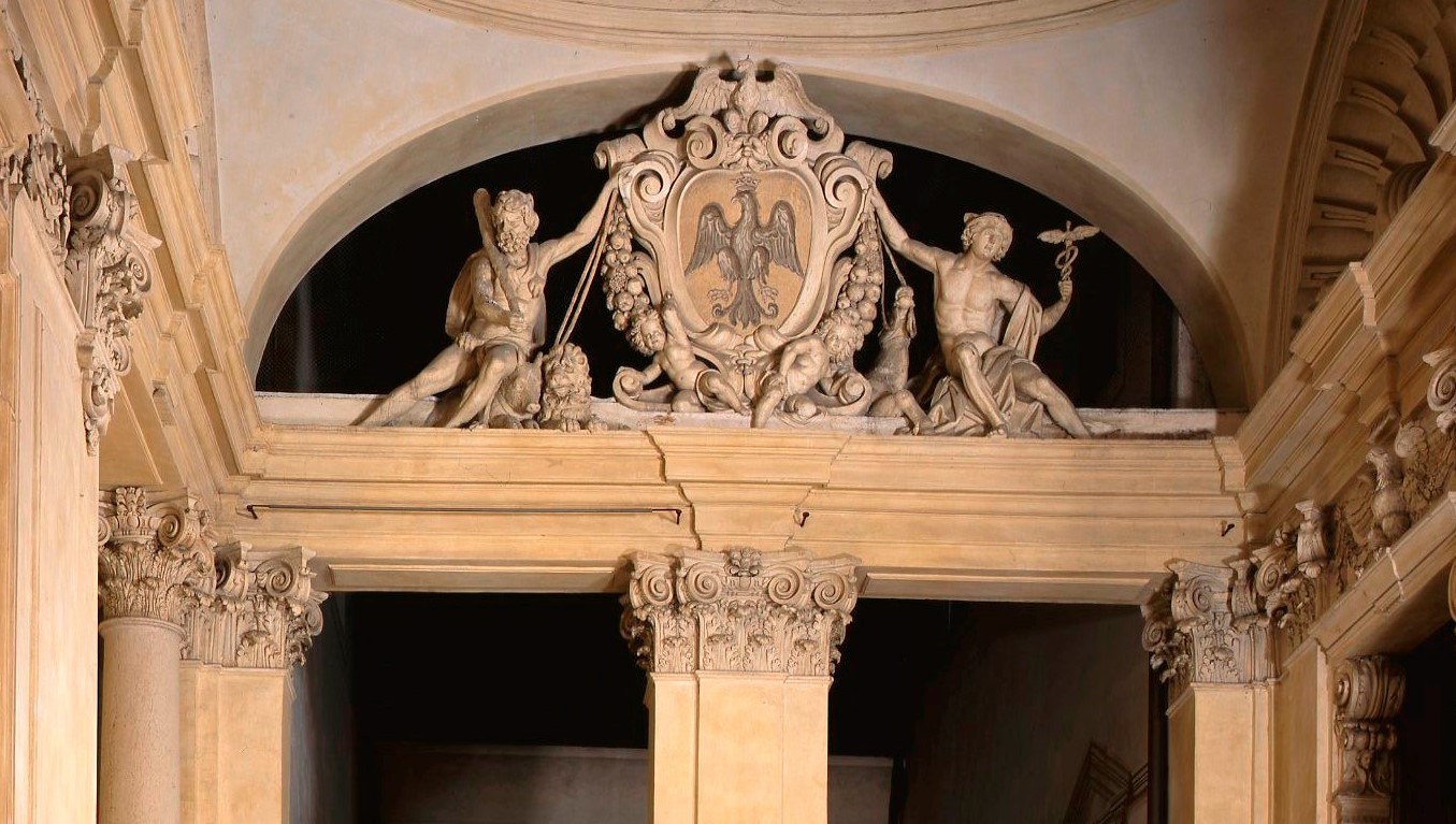 Grande stemma con Ercole e Mercurio sorreggenti l'aquila Estense, Ercole e Mercurio sorreggenti l'aquila Estense (scultura) di Colombi Luca (attribuito) (prima metà sec. XVII)