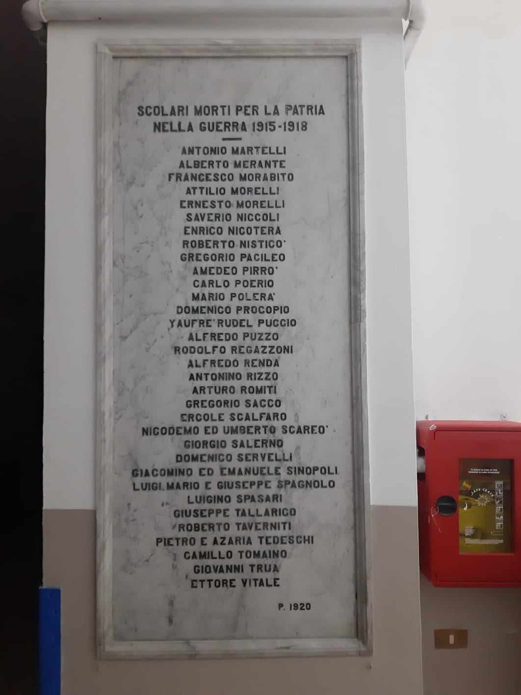 lapide commemorativa ai caduti - manifattura calabrese (primo quarto XX)