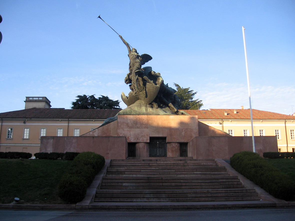 l'"ondata d'assalto" guidata dalla Vittoria alata (monumento ai caduti - a basamento, opera isolata) di Pancera, Enrico (attribuito) - ambito italiano (prima metà XX)