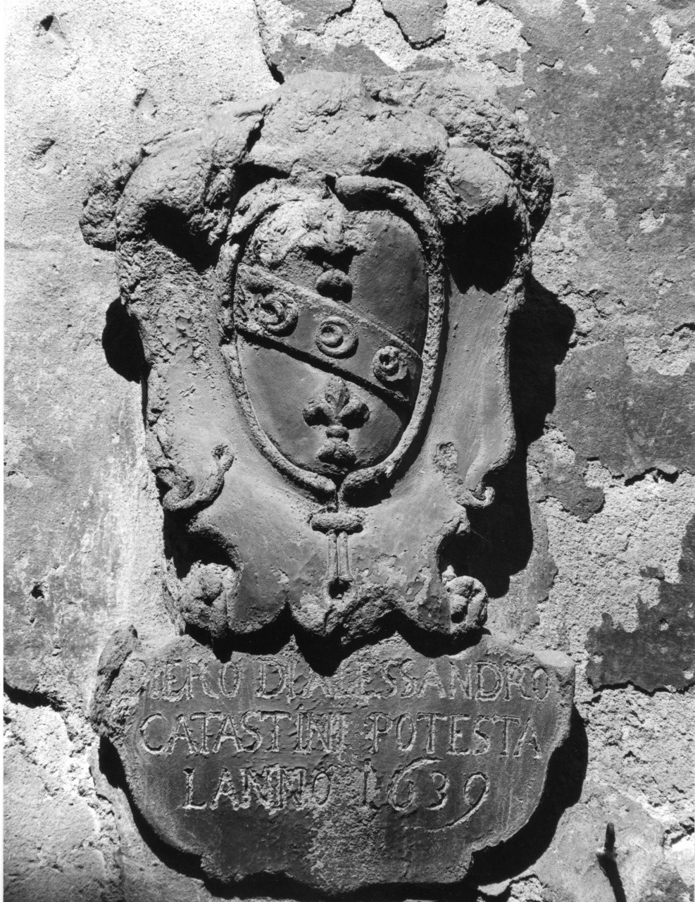 stemma gentilizio della famiglia Catastini (rilievo) - manifattura toscana (sec. XVII)