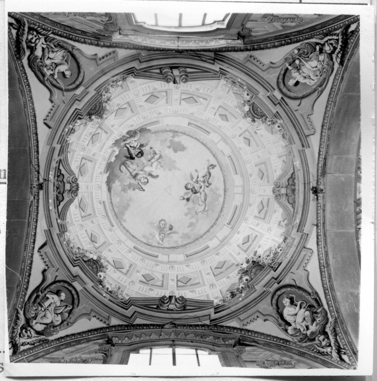 angioletti con simboli delle Virtù Teologali (dipinto murale) di Fabbroni Giacinto (sec. XVIII)