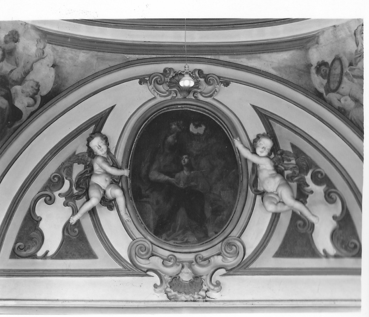 putti reggicornice (decorazione plastica) di Broccetti Giuseppe, Tempesti Domenico (sec. XVIII)