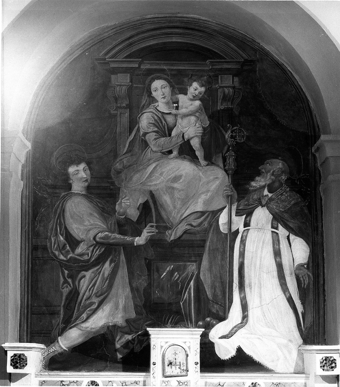 Madonna con Bambino tra San Nicola di Bari e santo (dipinto, insieme) di Pagani Gregorio (attribuito) (fine sec. XVI)