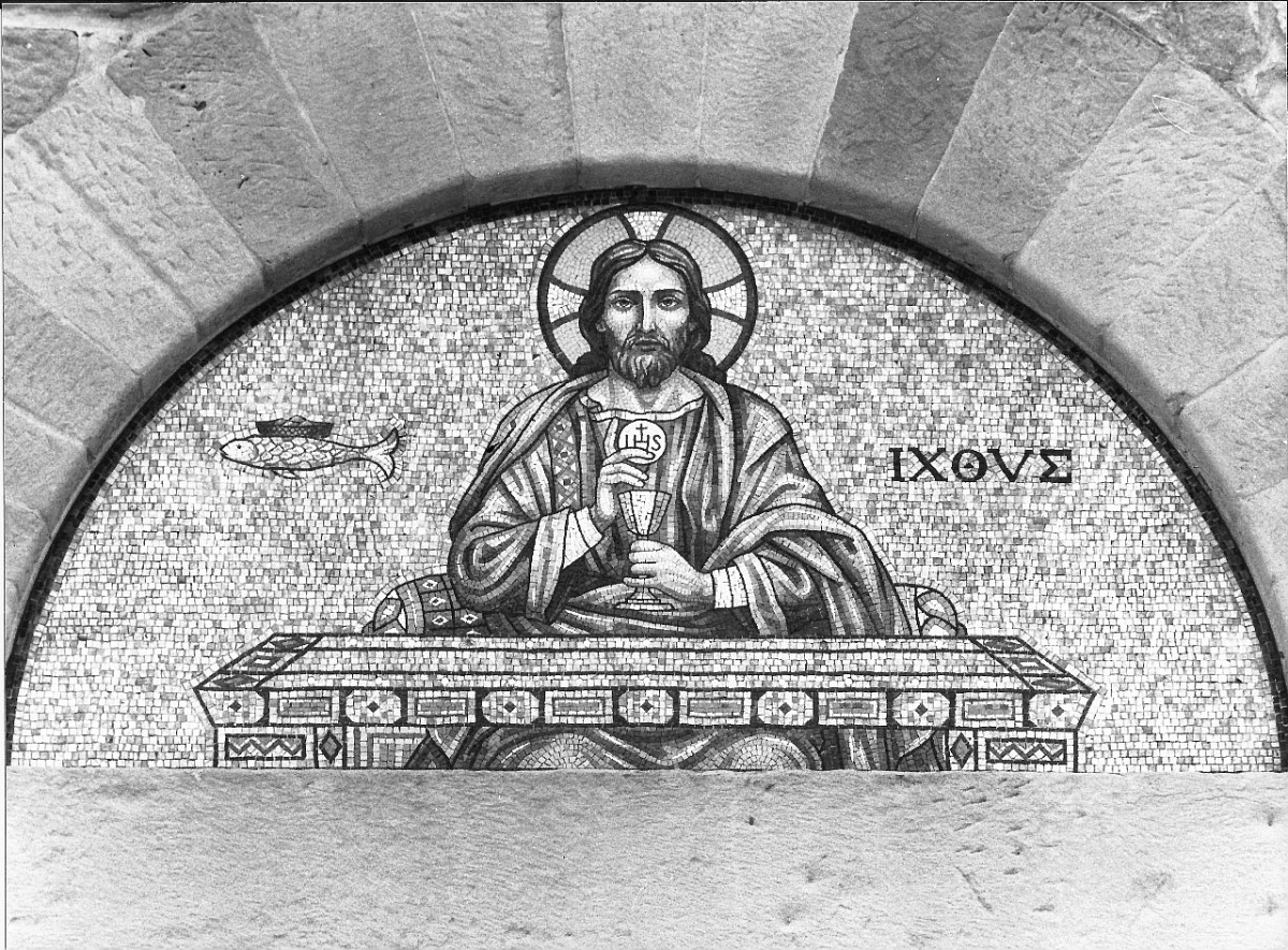 Cristo con il calice e l'ostia (decorazione musiva) di Cassioli Giuseppe, Casa Costman (sec. XX)