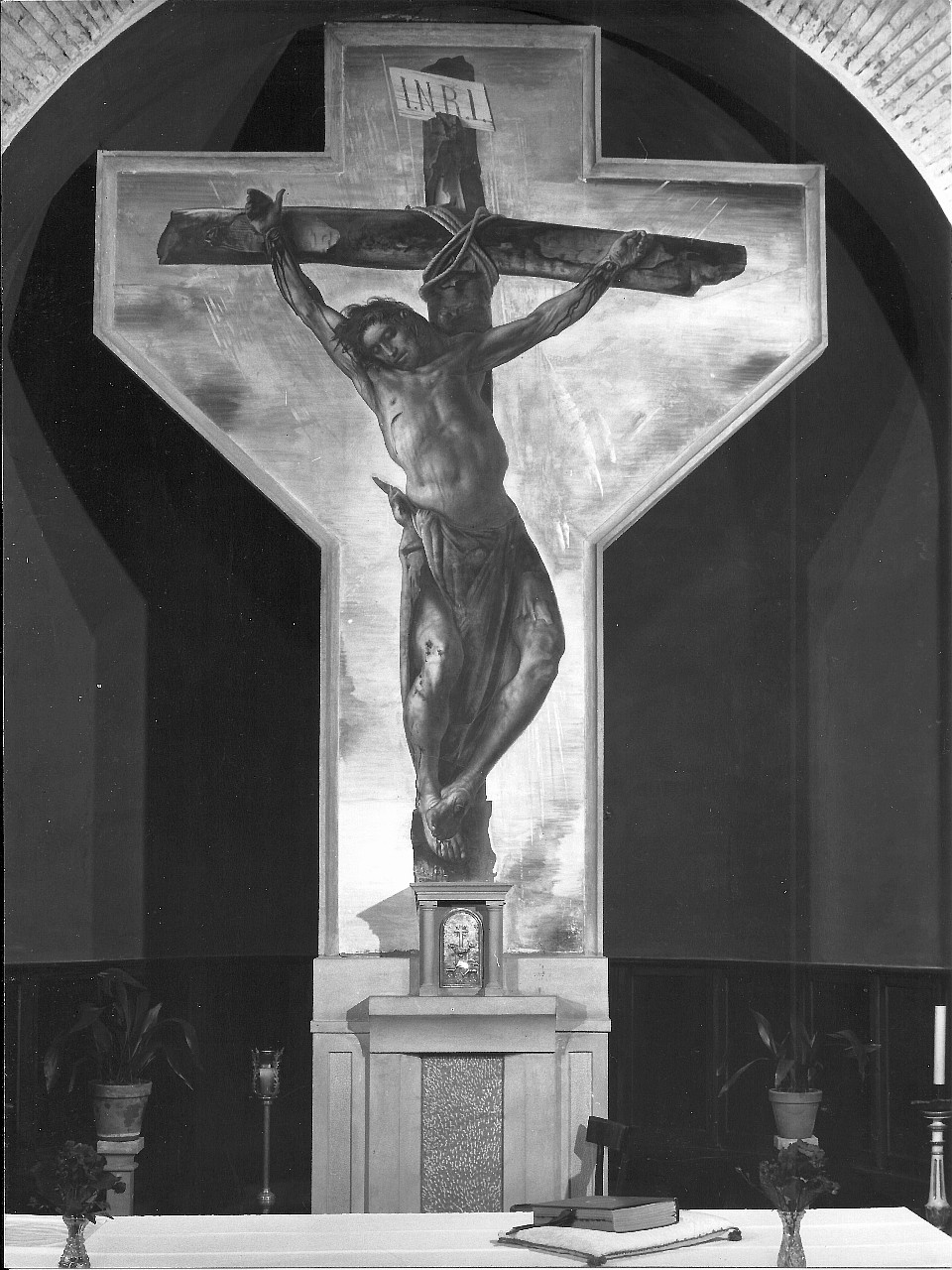 Cristo crocifisso (dipinto murale) di Annigoni Pietro (sec. XX)