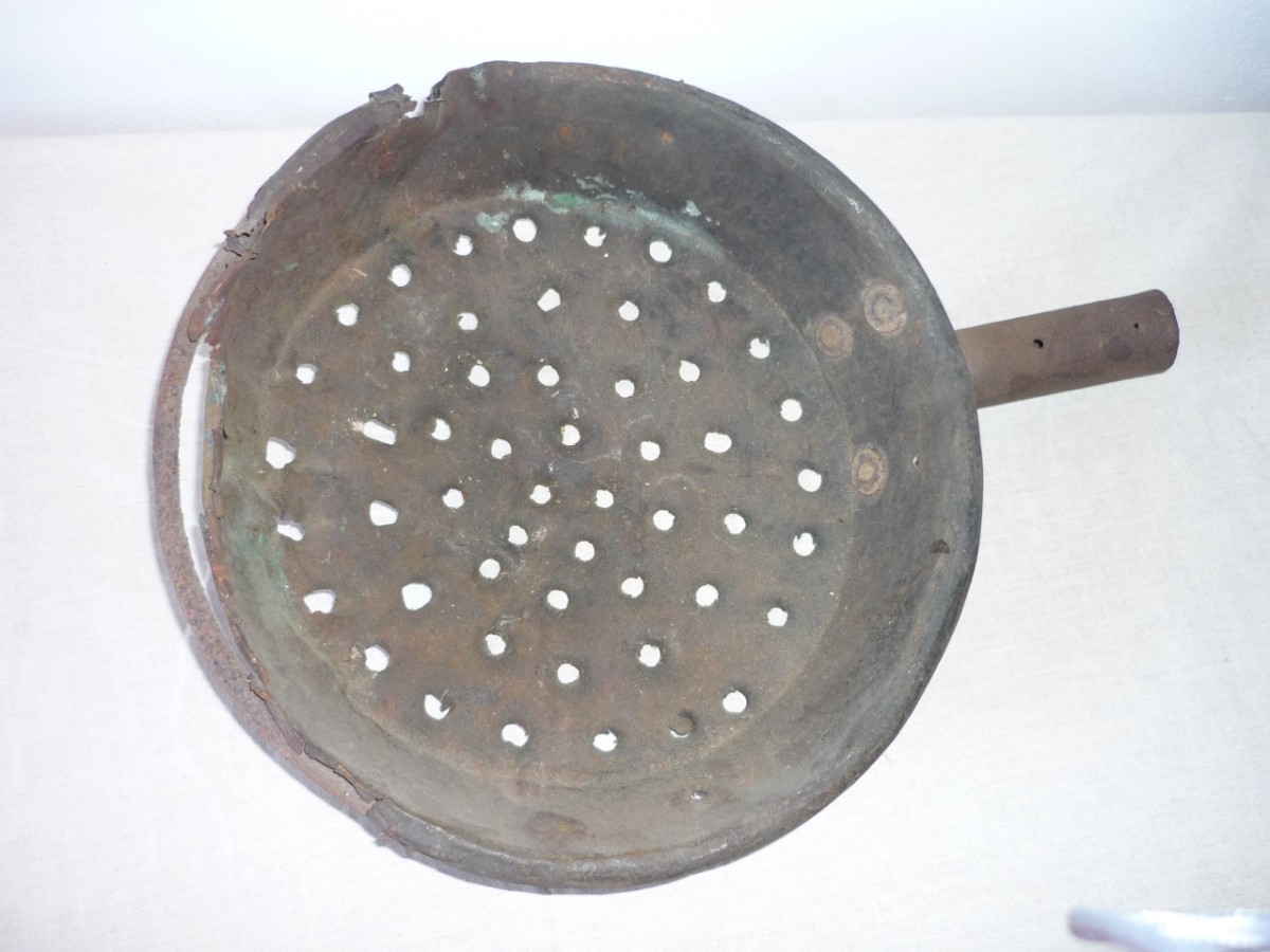 padella forata, oggetti uso domestico, riuso/rattoppo (Sec.XX?)