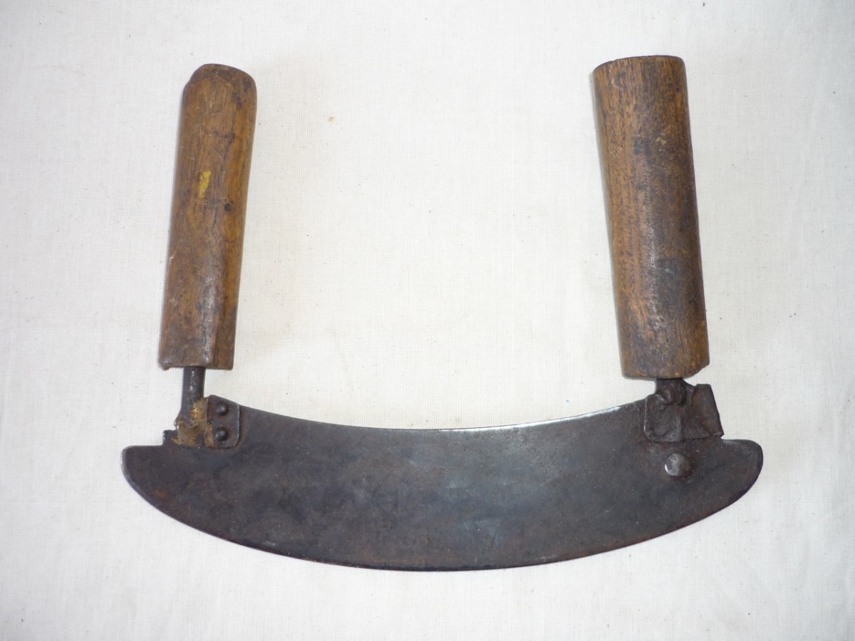 mezzaluna, oggetti di uso domestico, rattoppo (Sec. XX?)