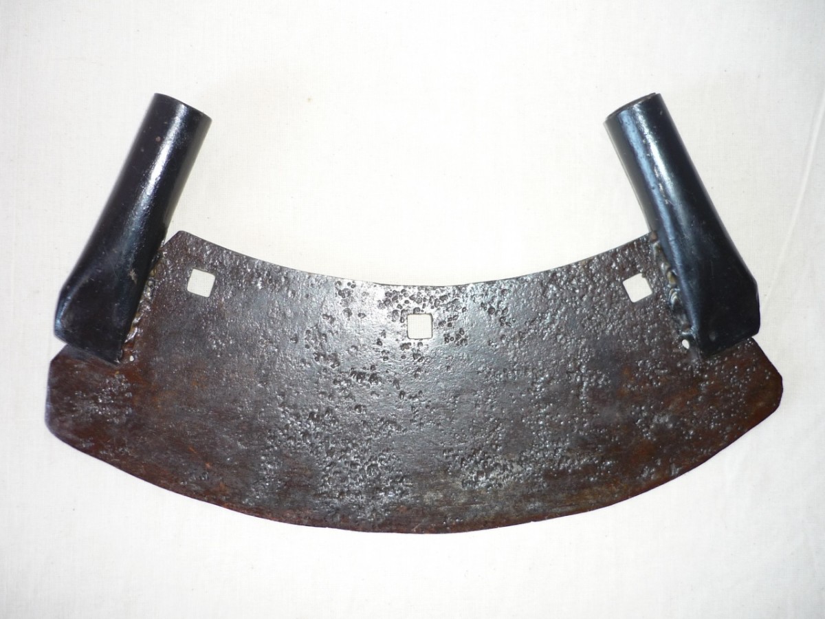 mezzaluna, oggetti di uso domestico, riuso (Sec.XX?)