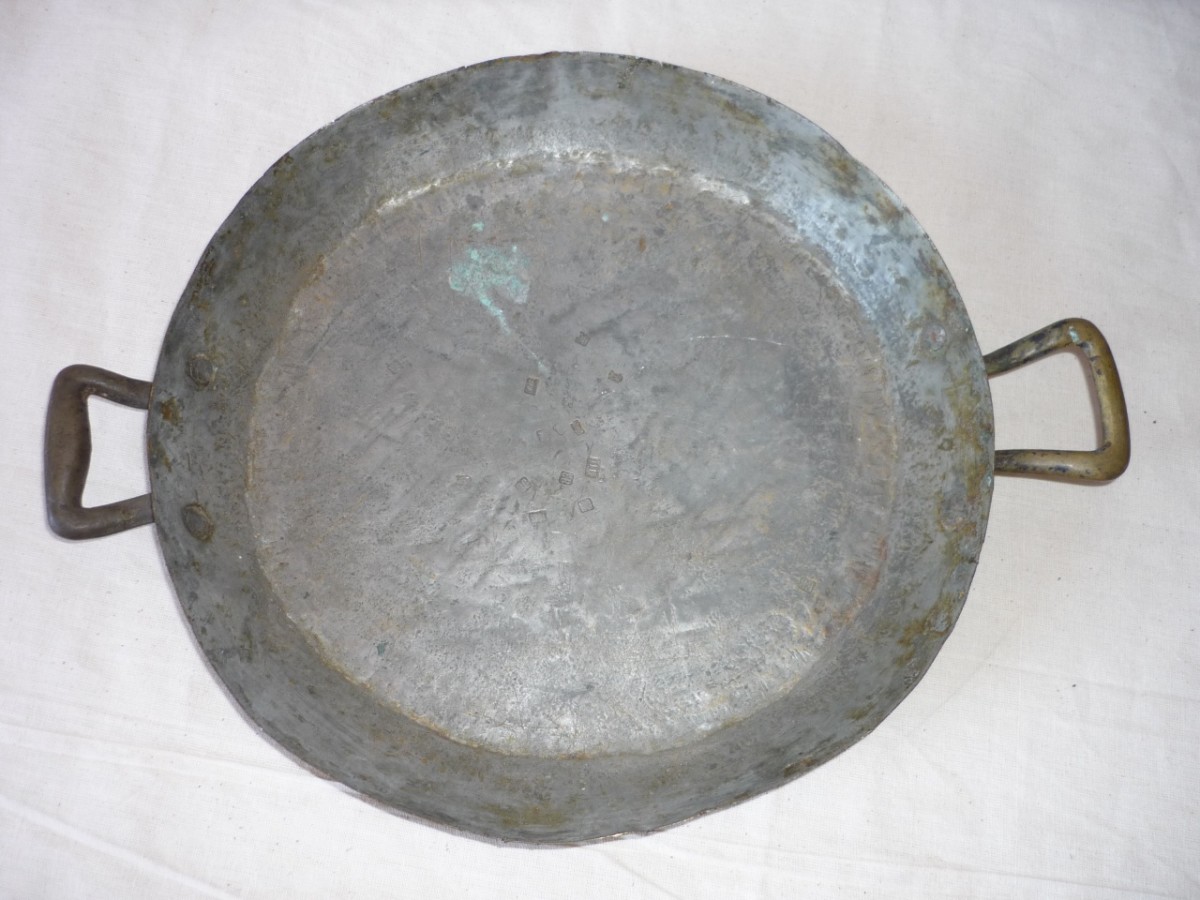 Teglia, oggetti uso domestico, riuso di SC - locale (sec. XX)