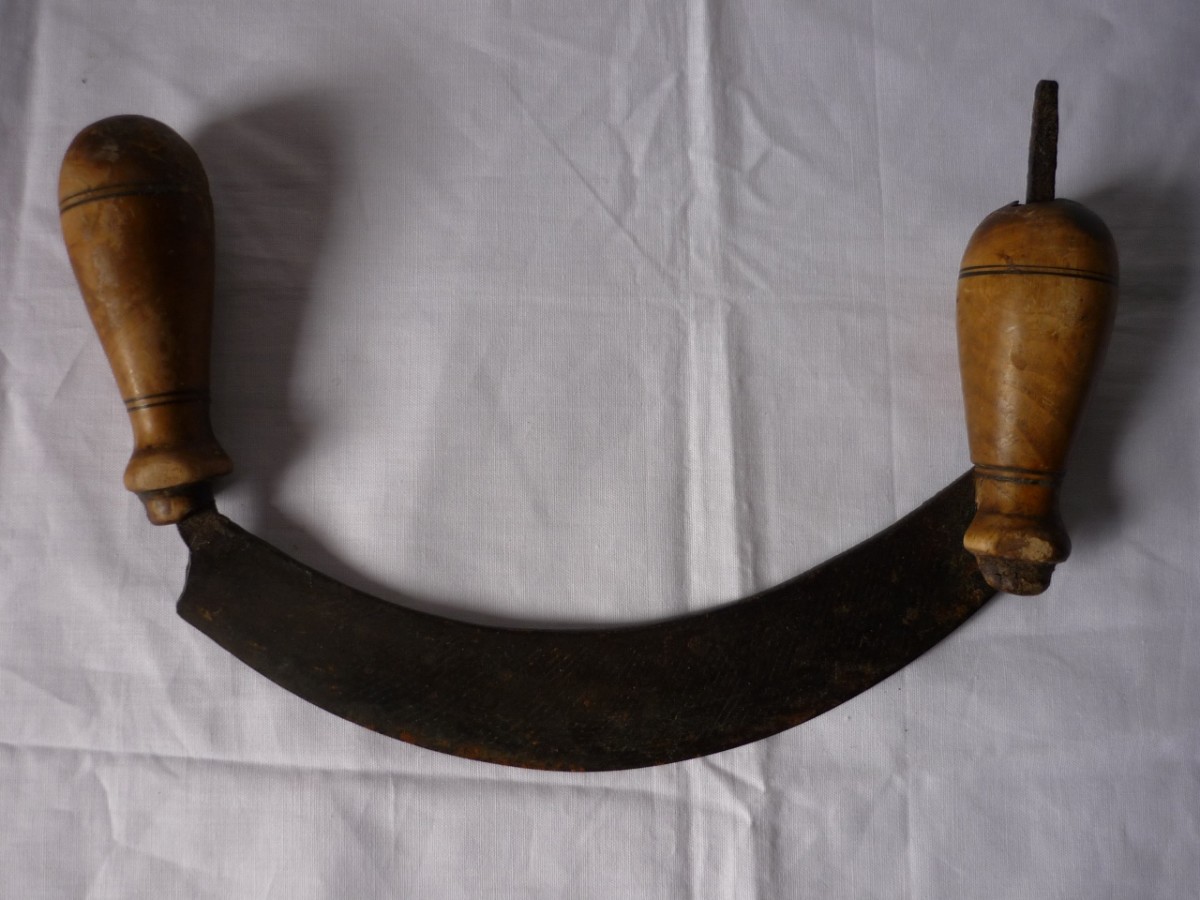 mezzaluna, oggetti uso domestico, riuso di SC - locale (sec. XX)