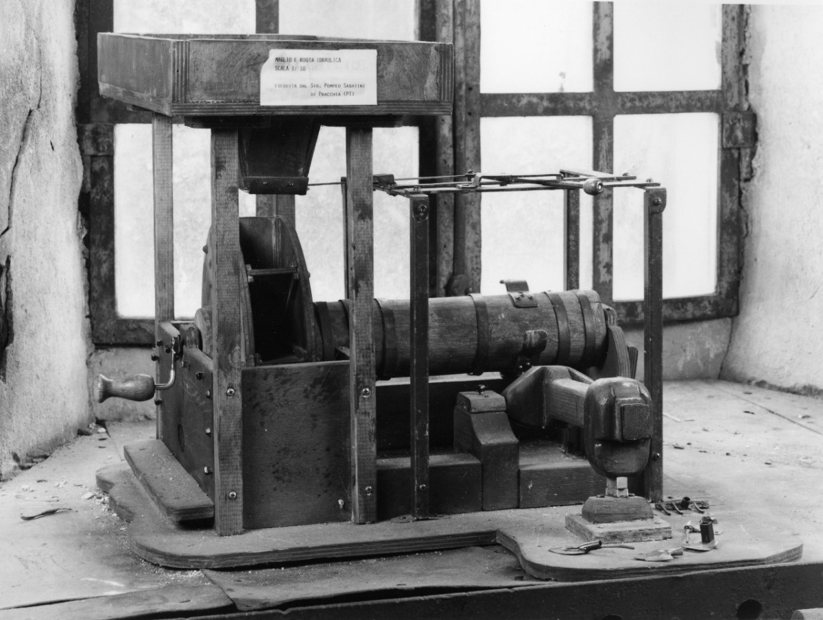 modellino di maglio di Sabatini Pompeo (pensionato/ex operaio ferriera Sabatini) - ferriera Sabatini (1996)