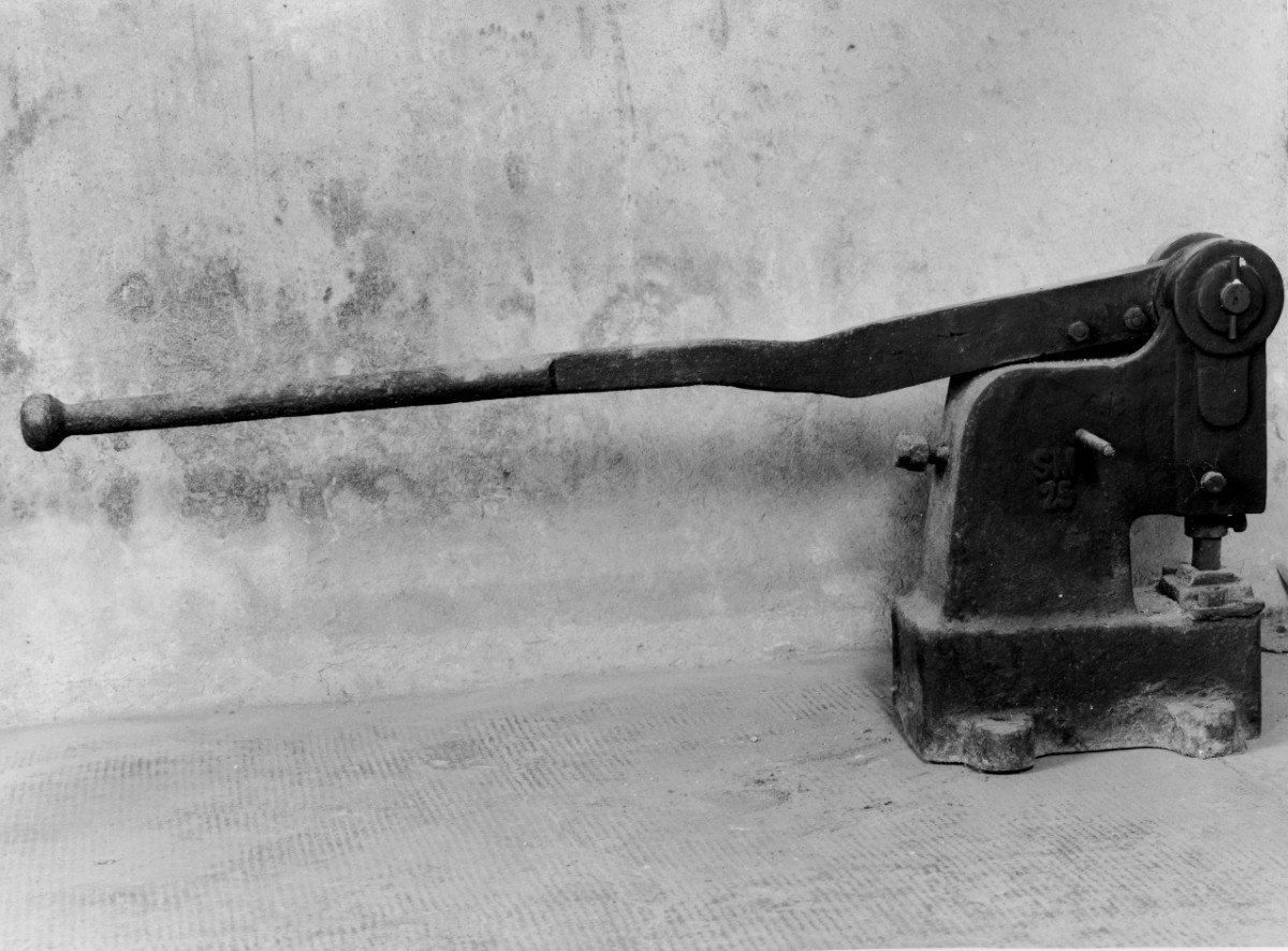 cesoia-punzonatrice a leva (1890/ 1910 ca)