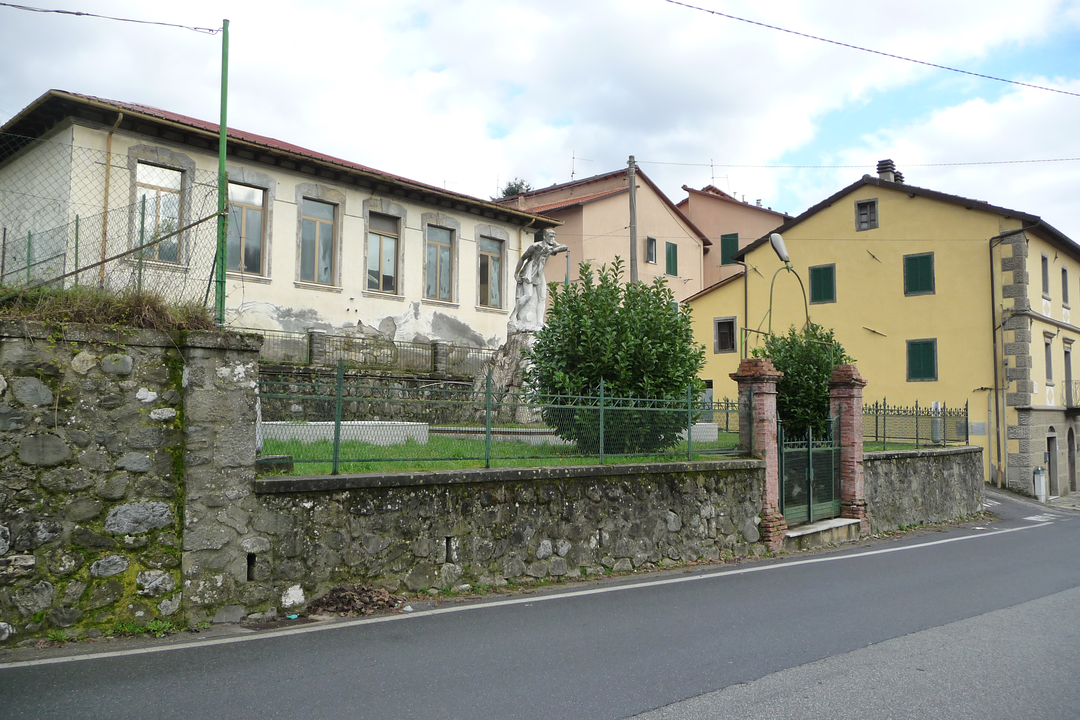 Parco della rimembranza di Gramolazzo (parco, commemorativo/ ai caduti della prima guerra mondiale) - Minucciano (LU) 