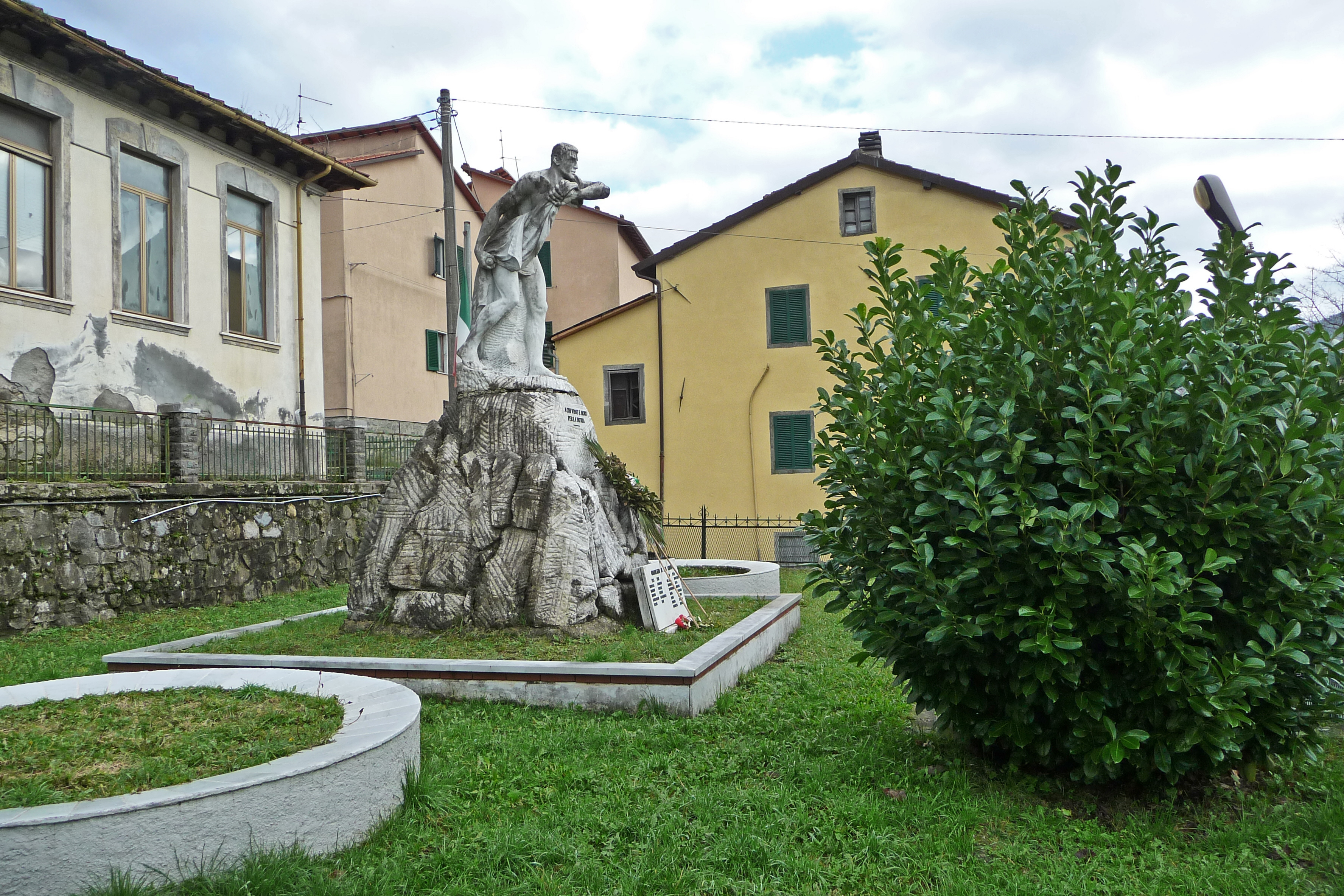 Parco della rimembranza di Gramolazzo (parco, commemorativo/ ai caduti della prima guerra mondiale) - Minucciano (LU) 