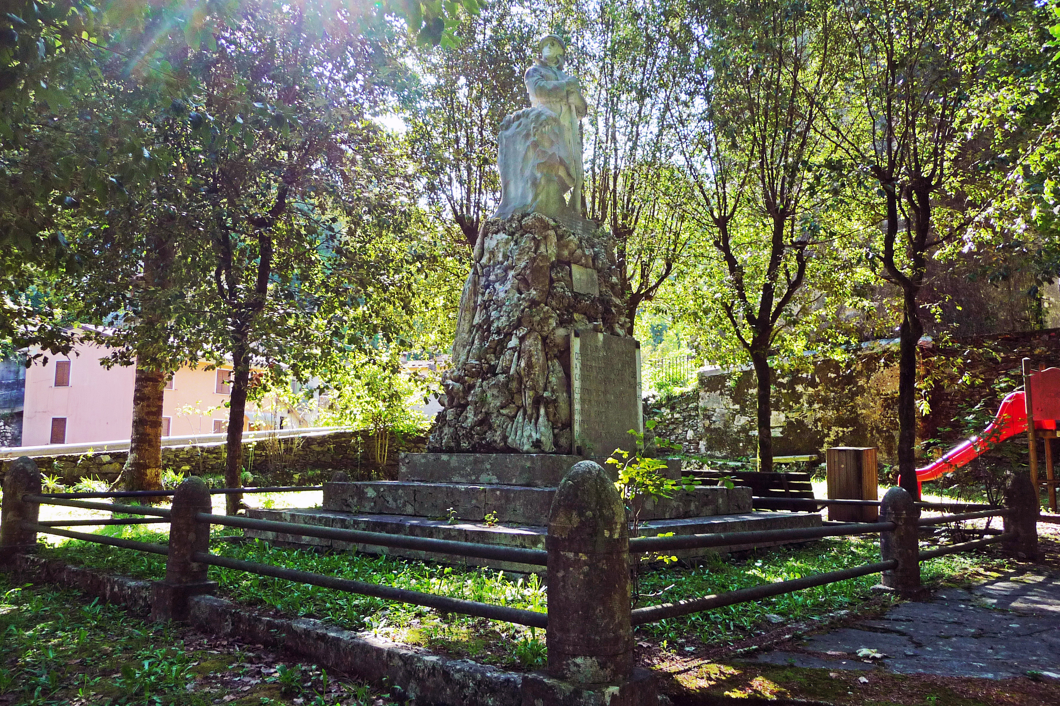 figura di soldato (monumento ai caduti - a basamento) - ambito toscano (secondo quarto XX)