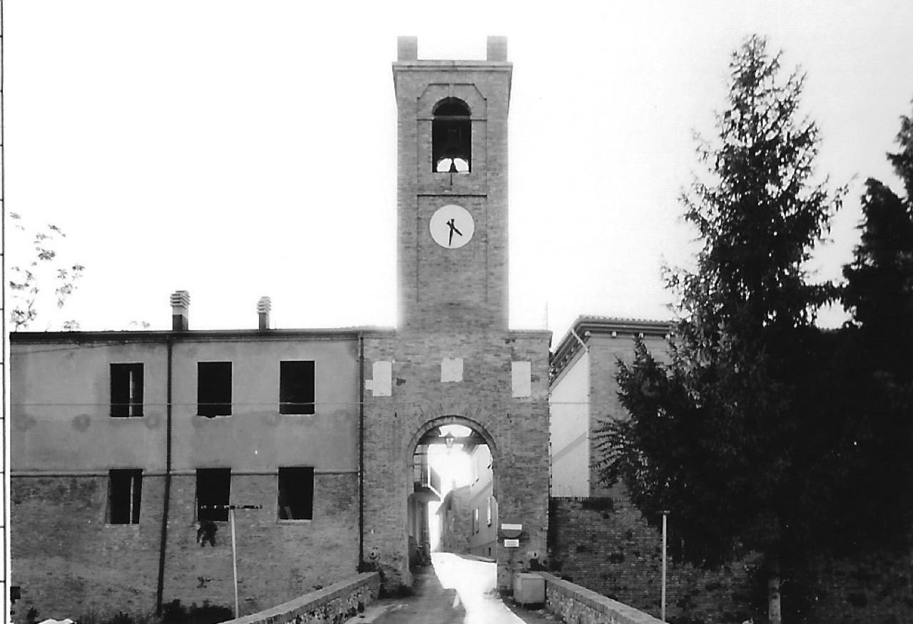 Castello di San Savino (casa) (castello, privato) - Montescudo-Monte Colombo (RN)  (XII)
