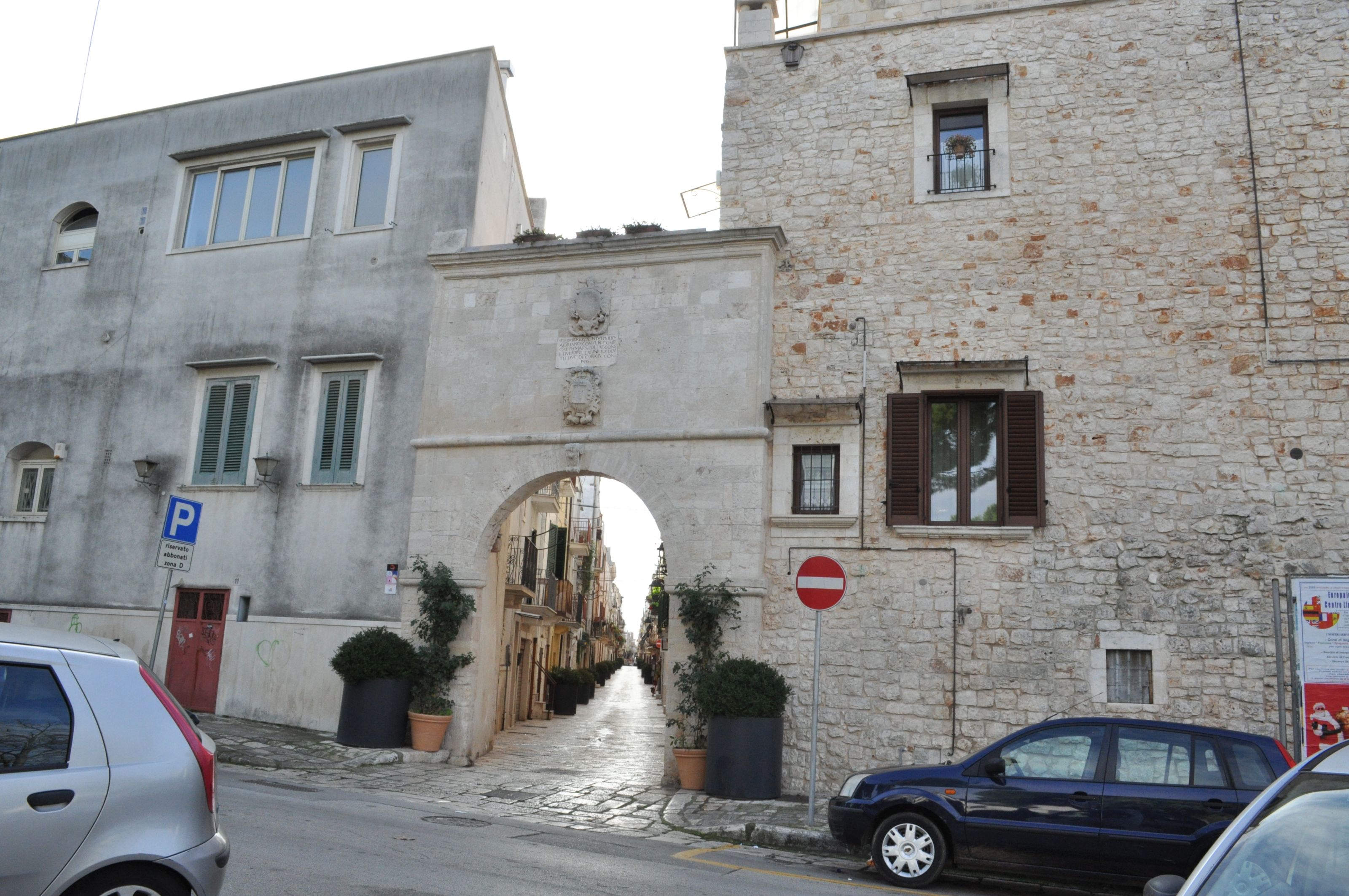 PORTA ACQUAVIVA (porta) - CONVERSANO (BA) 