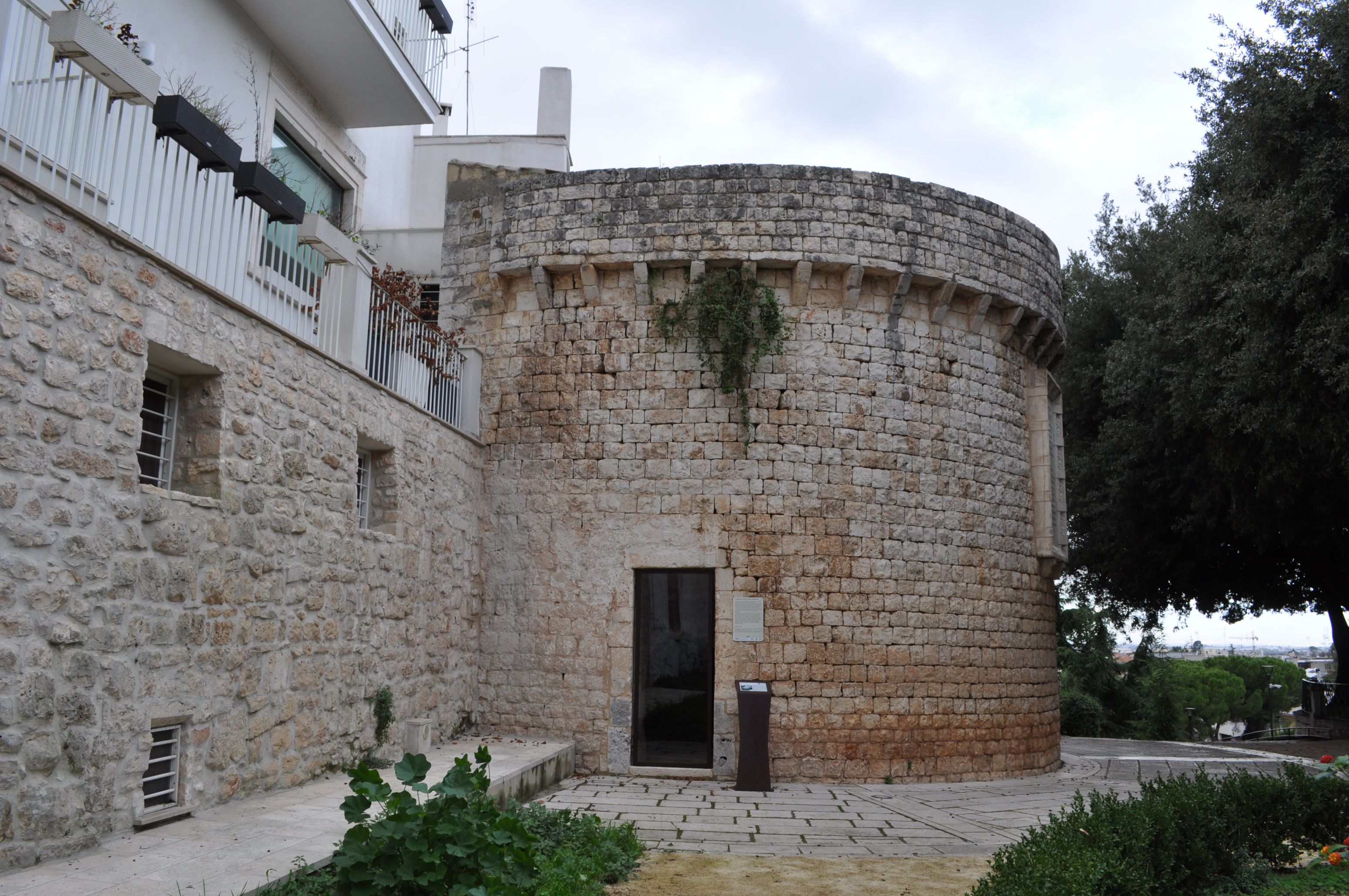 TORRIONE in LARGO S. GAETANO (torrione) - CONVERSANO (BA) 