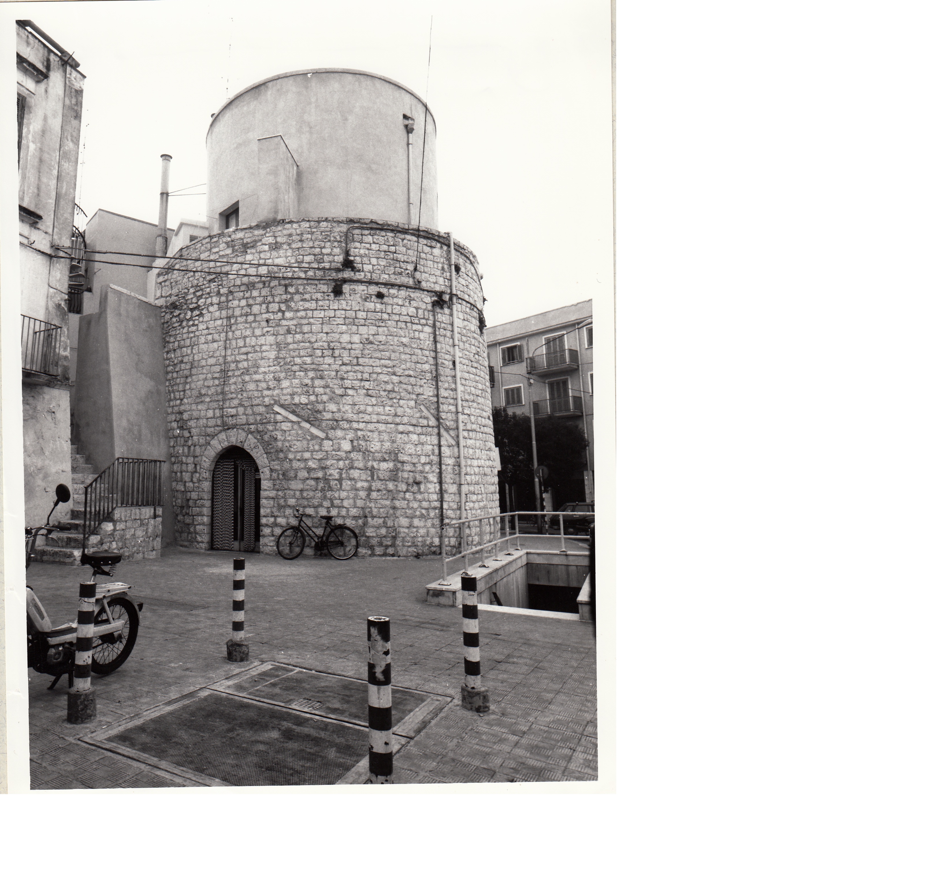 TORRIONE in PIAZZA BATTISTI (torrione) - CONVERSANO (BA) 