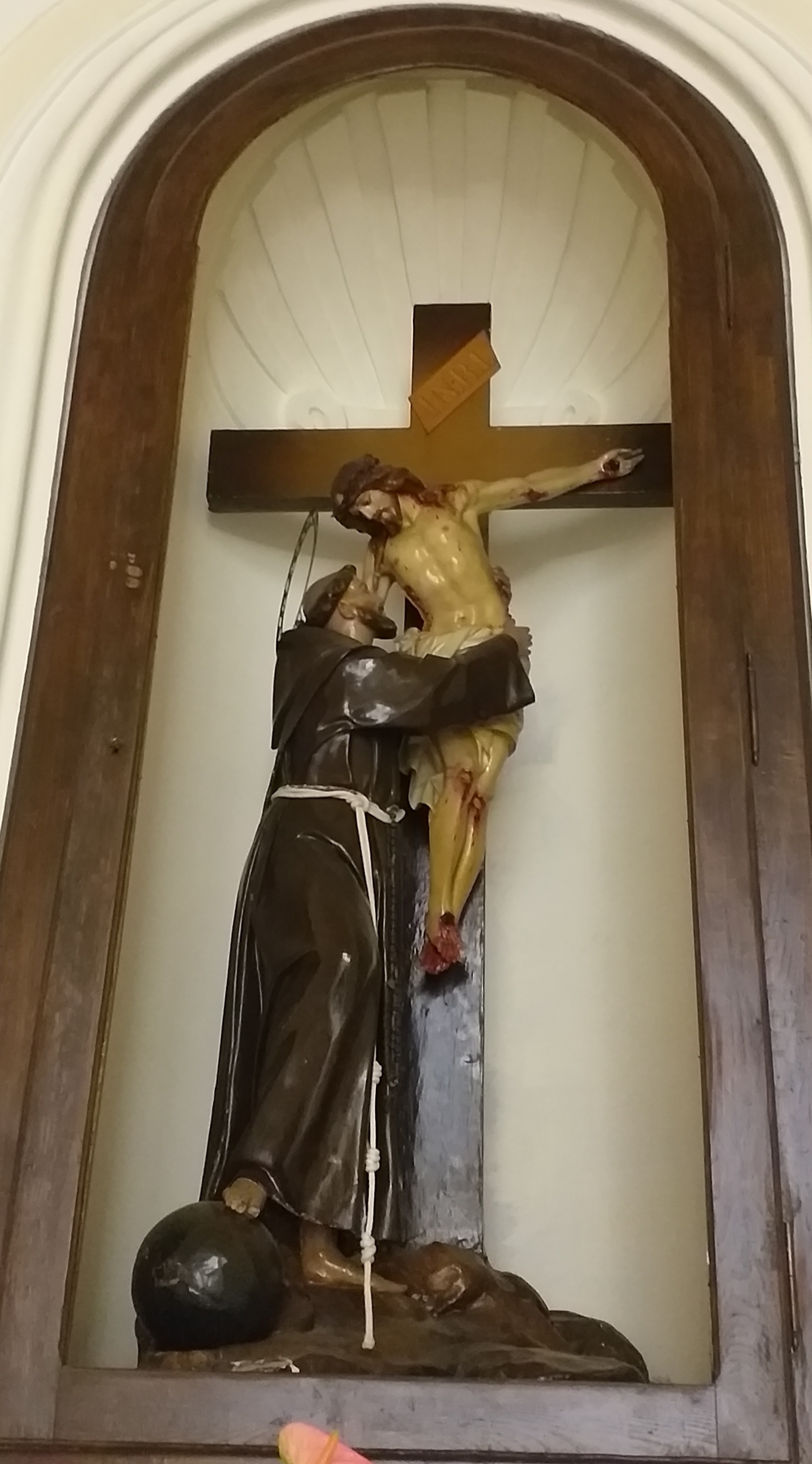 San Francesco d' Assisi abbraccia Cristo Crocifisso, San Francesco d' Assisi abbraccia Cristo Crocifisso (gruppo scultoreo, opera isolata) - ambito Italia meridionale (fine/ metà XIX - XX)
