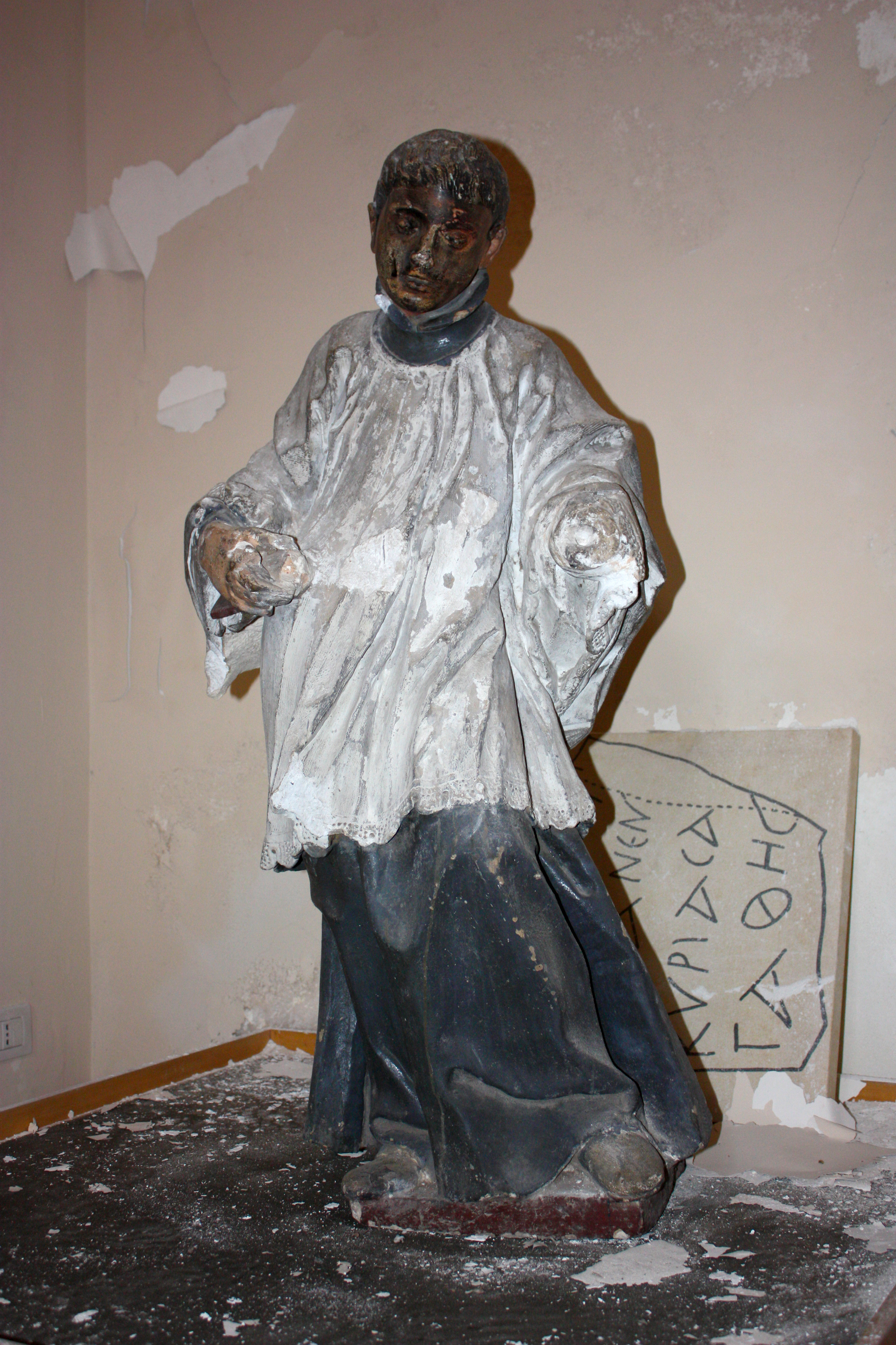 San Luigi Gonzaga, san Luigi Gonzaga in adorazione con la cotta bianca che copre la veste nera dell'ordine dei gesuiti. la statua raffigurata a tutto tondo è mancante oltre che del crocifisso anche del giglio che iconograficamente rappresentano il santo (statua, opera isolata) di Marino Giovan Battista (attribuito) - ambito siciliano (terzo quarto XVIII)